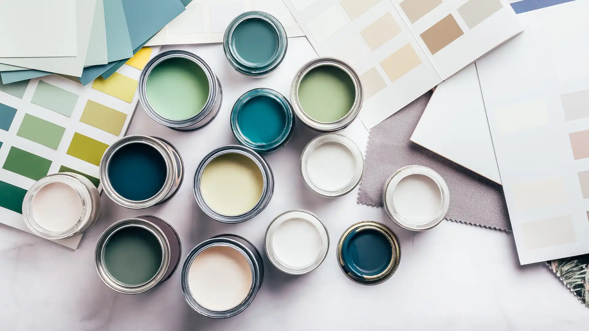 Farbberatung mit Farbfächern und Farbkübeln