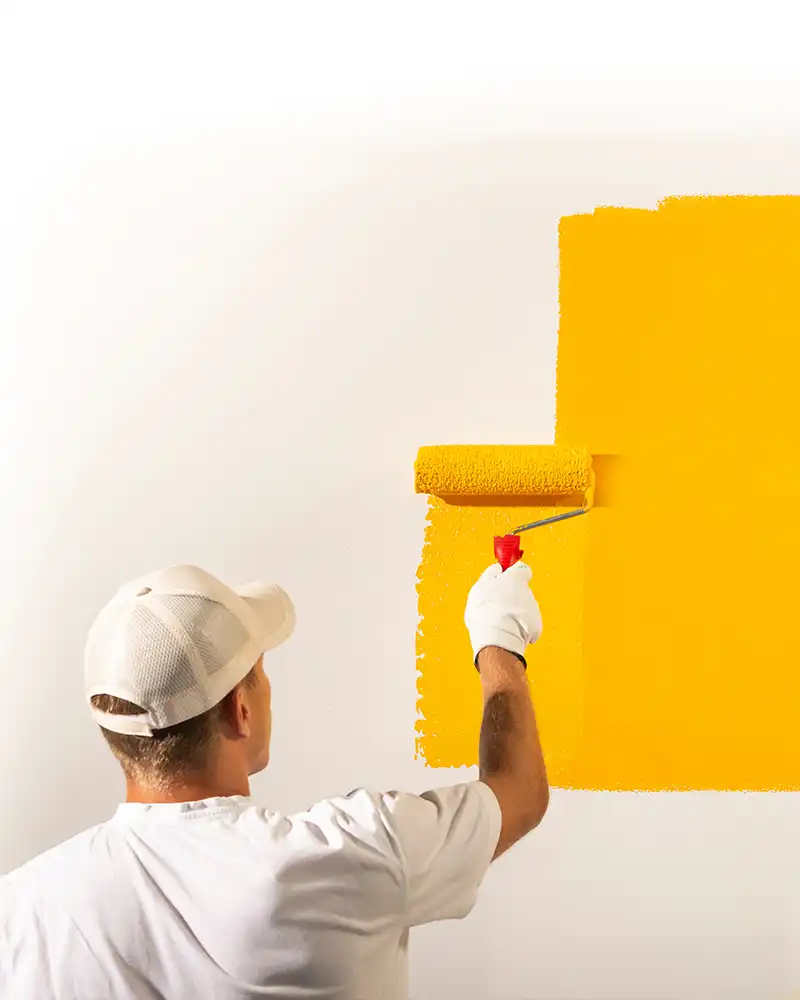 Maler bei Lackierarbeiten