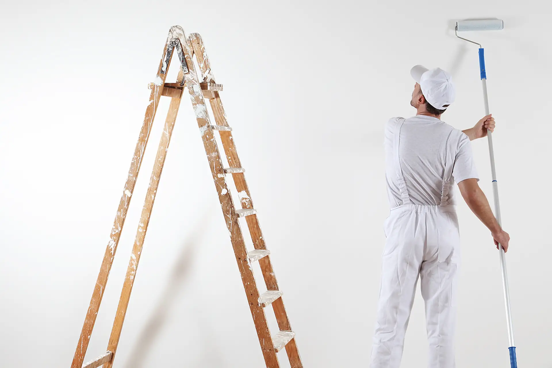 Malermeister während Malerarbeiten 